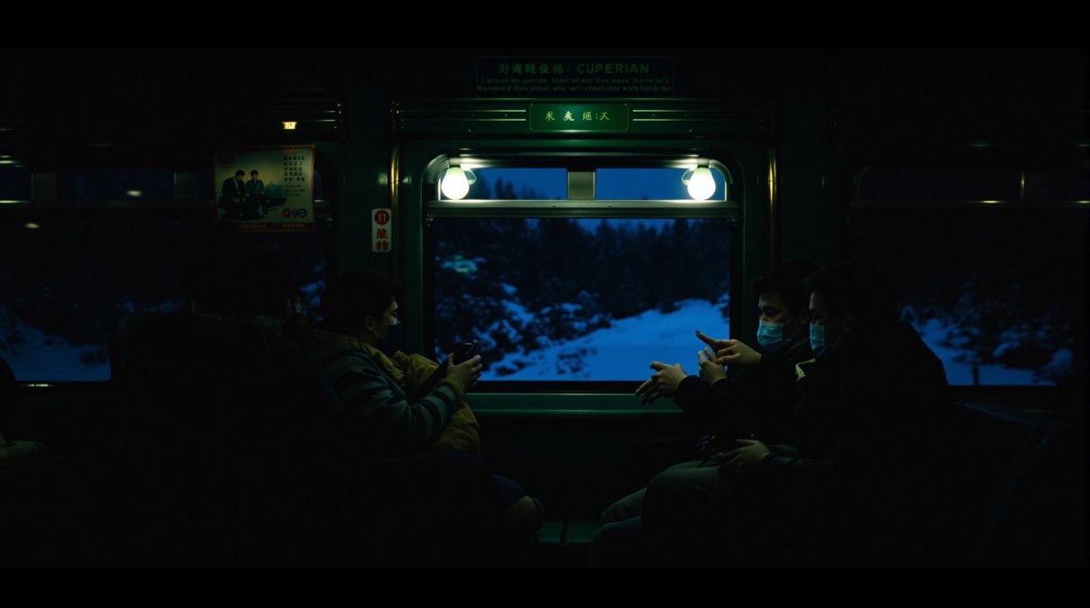 午夜的绿皮车 剧照背景:一趟凌晨的绿皮慢车,载着五个各怀心事的归乡人。
